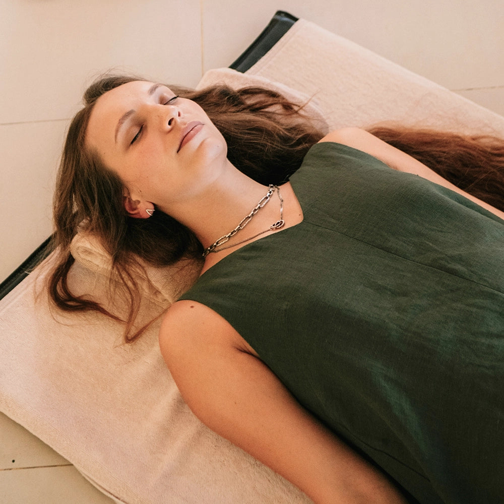 Hypnose is een vorm van extreme, diepe ontspanning, waardoor het mogelijk is direct toegang te krijgen tot je onderbewustzijn. Het is een krachtige techniek die gebruik maakt van de natuurlijke mogelijkheden van de geest om positieve veranderingen te ondersteunen. Hypnotherapie in combinatie met het EESysteem kan een diepgaand en versterkt effect hebben op het proces van heling en transformatie.
